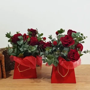 Bolso Rojo + 6 Rosas Rojas