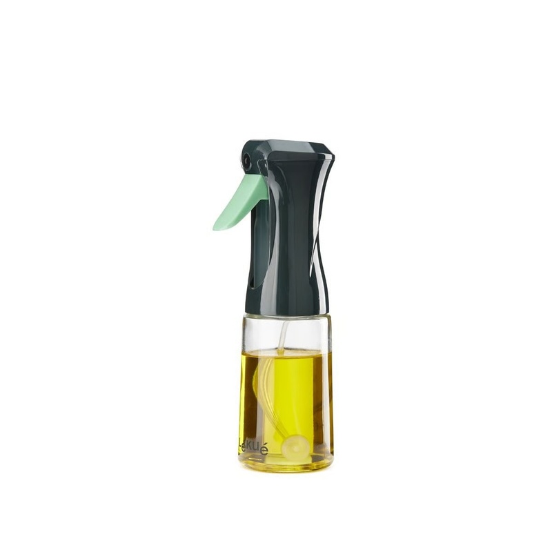 Aceitera Spray Lékué pulverizando aceite sobre una ensalada